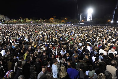 Grant expectations: supporters of Barack Obama wait for him at Grant Park in Chicago, Illinois. (AFP: Timothy A Clary)