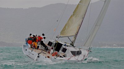 CEX Dolce out of Sydney to Hobart 2015 race with broken mast