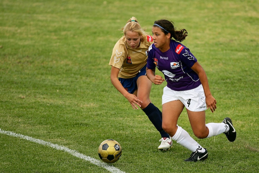 Sam Kerr runs past Gema Simon