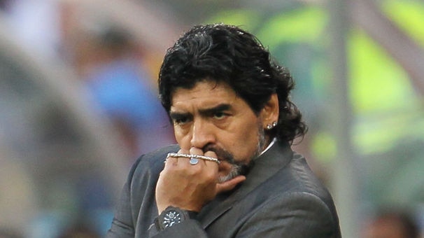 Diego Maradona has let fly at FIFA, saying he won't support those 'who engage in corruption'.