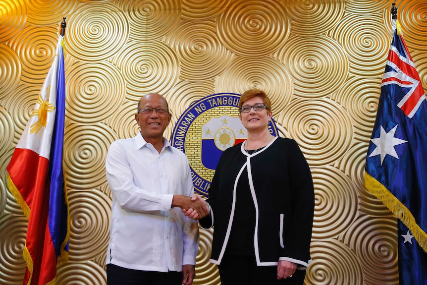 Marise Payne shakes hands with Delfin Lorenzana