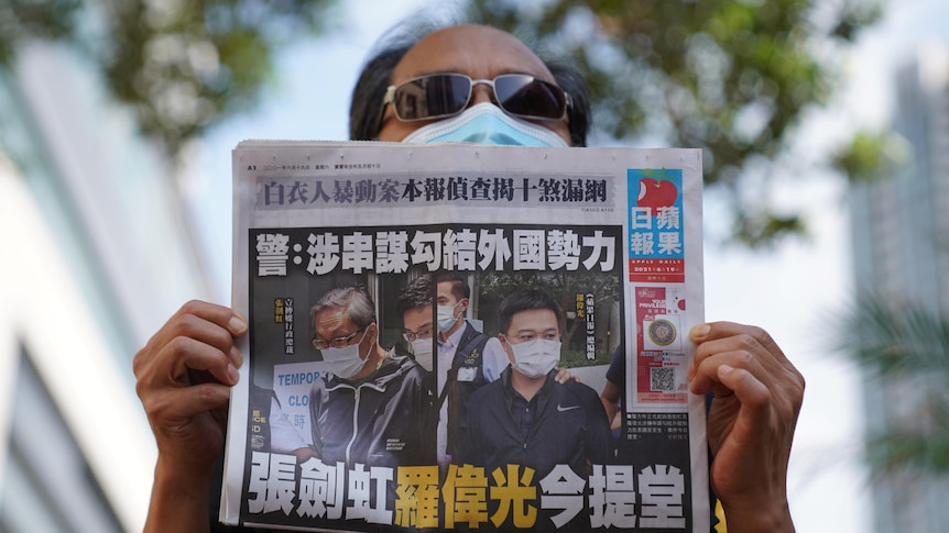 Foto de archivo del partidario de Apple Daily sosteniendo una copia