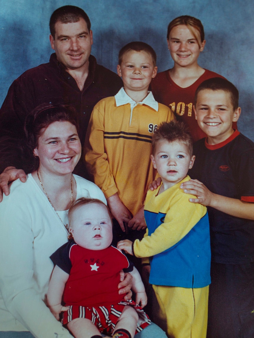 A family portrait of Peter and Emma with their children Natalie, Mitchell, William, Angus and Ethan