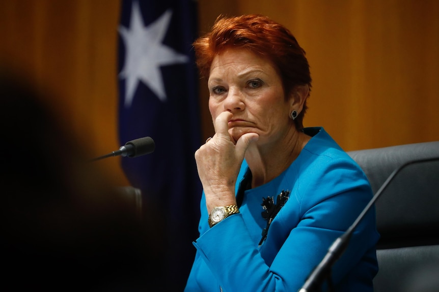 Pauline Hanson si tiene la testa tra le mani 