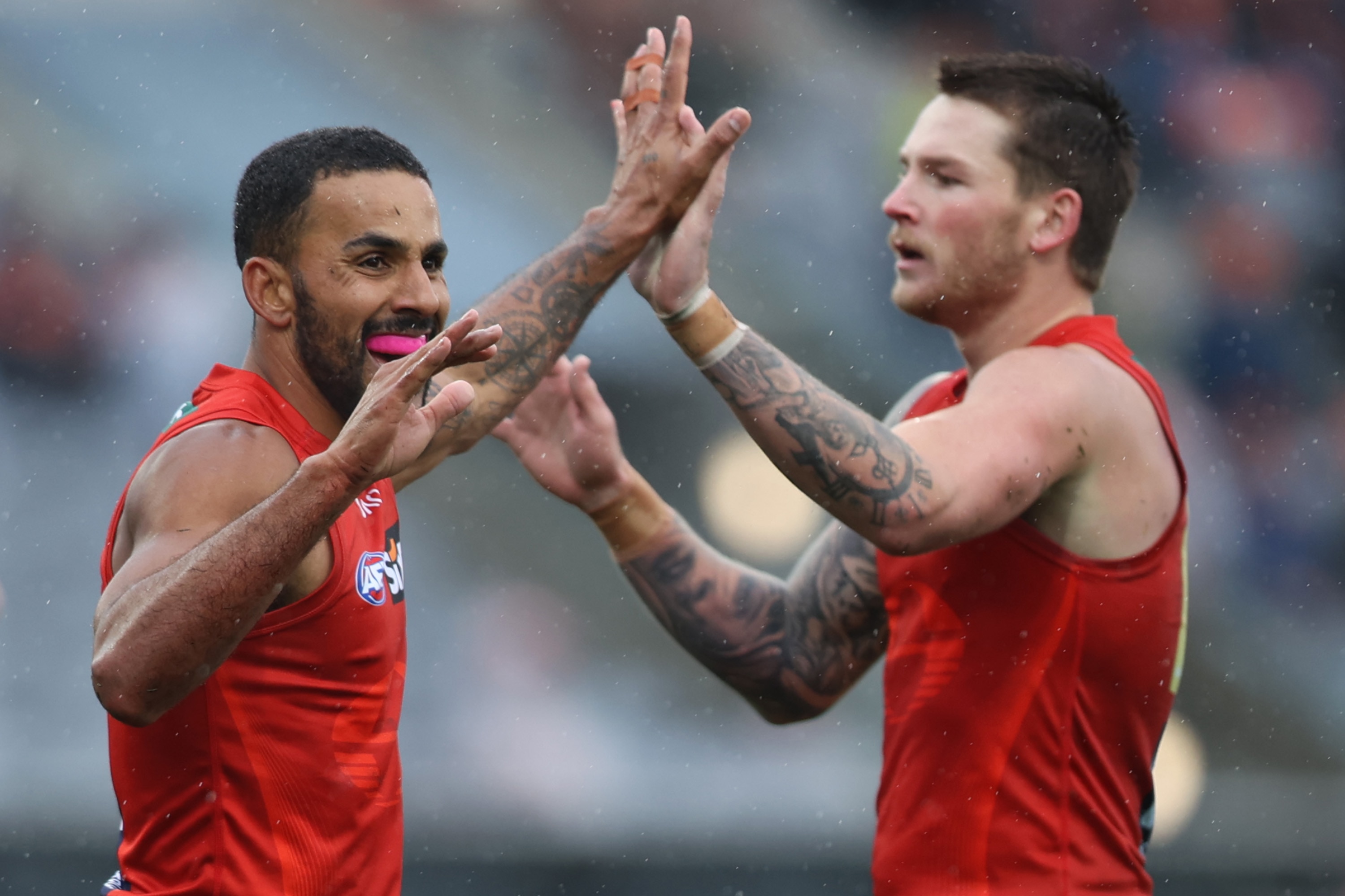 Live: Miller turns goalkicking hero with Suns and Giants in epic arm-wrestle