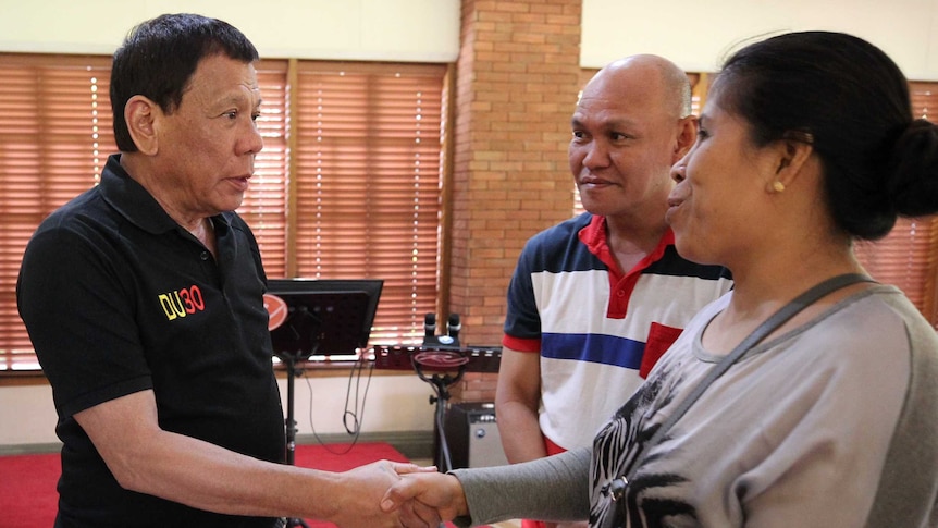 President Rodrigo Duterte shakes hands with Kian's parents, Saldy delos Santos and Lorenzana delos Santos.