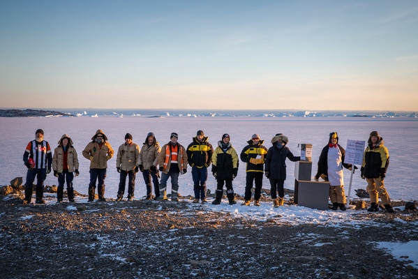 澳大利亚南极科考队队员投下神圣的一票
