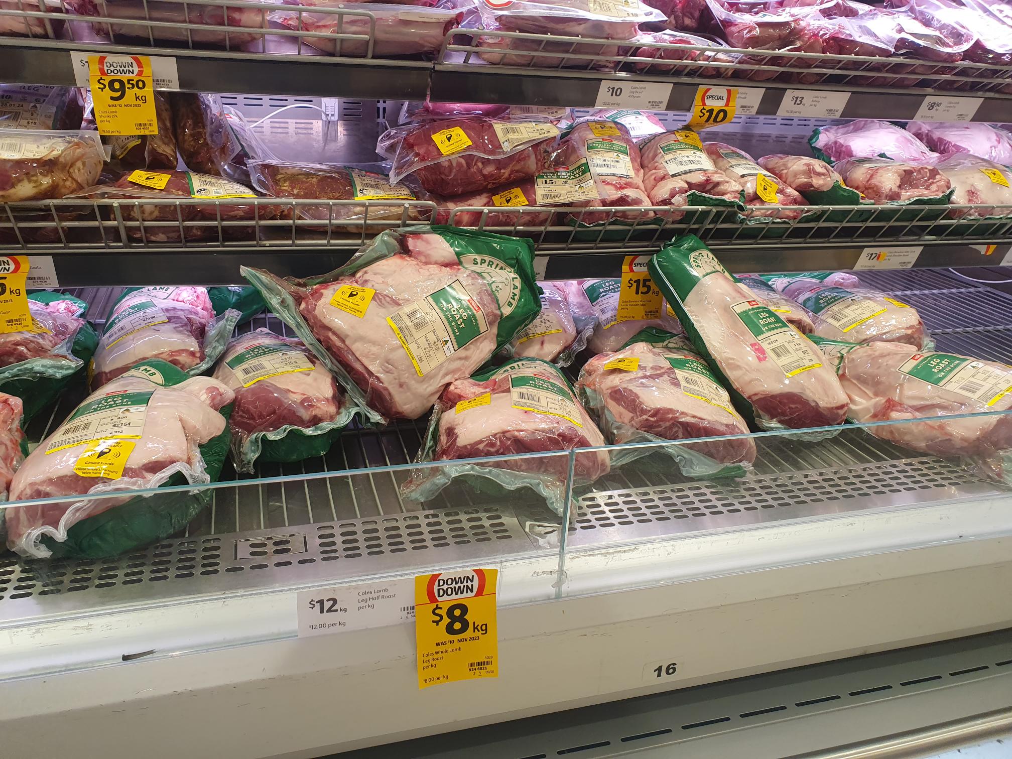 Carne de cordero en los estantes de los supermercados
