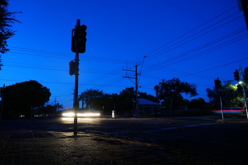 A traffic light without power.