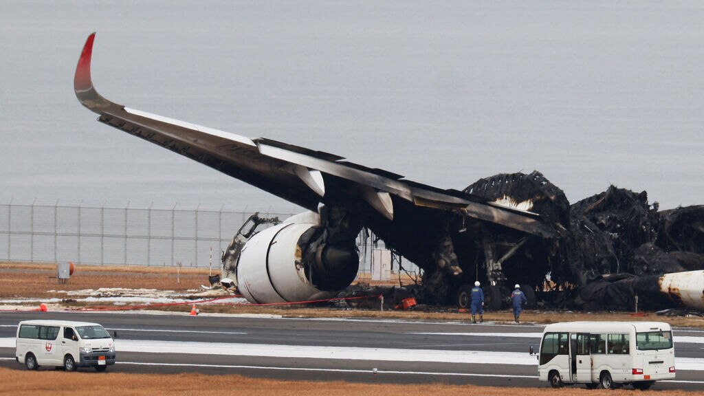 Cranes and diggers dismantle wrecked Japan Airlines flight - ABC News
