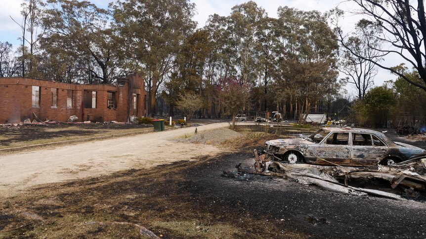 La maison et l’atelier de pneus de Weston détruits, plusieurs bâtiments sauvés alors que les pompiers luttent contre les feux de brousse dans la région de NSW Hunter