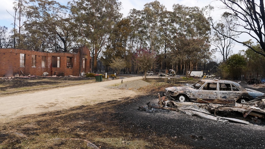 La maison et l’atelier de pneus de Weston détruits, plusieurs bâtiments sauvés alors que les pompiers luttent contre les feux de brousse dans la région de NSW Hunter