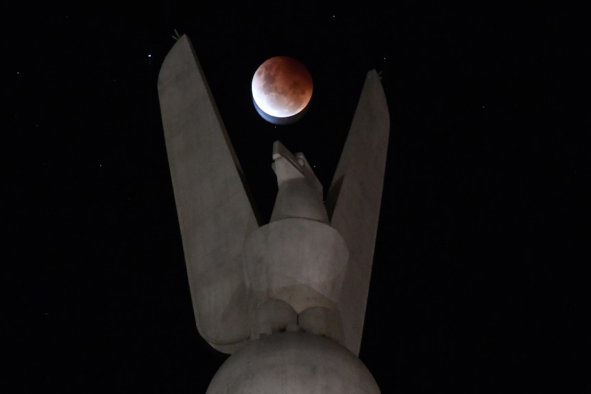 Super blood moon behind Australian-American Memorial