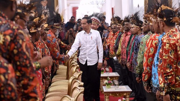 Jokowi bersalaman