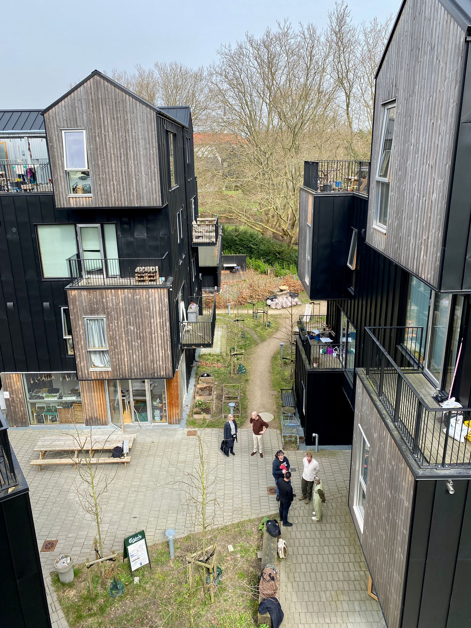 Un edificio moderno sirve como cooperativa de viviendas.