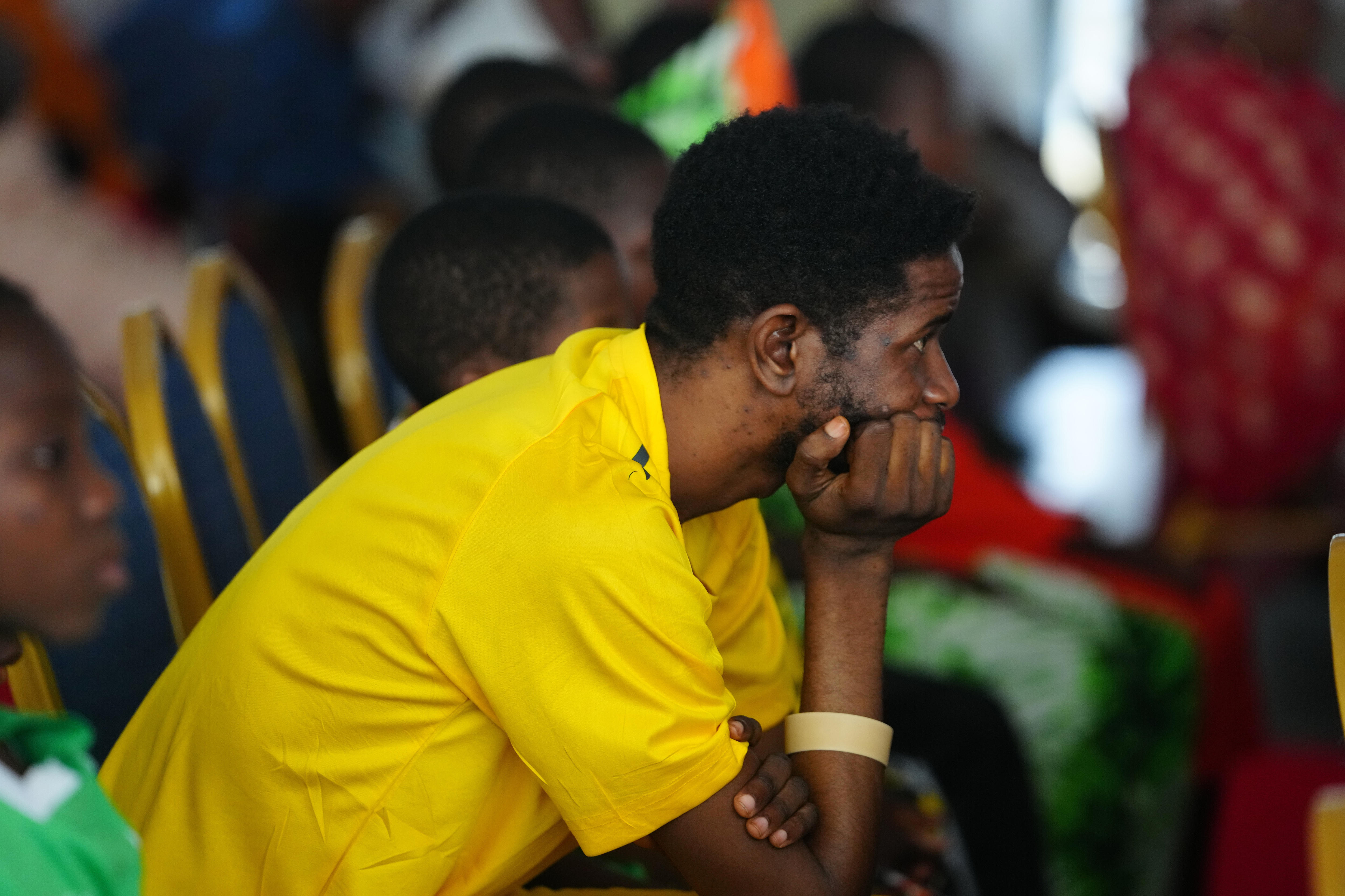 Un maestro liberado llega al edificio gubernamental en Minna.