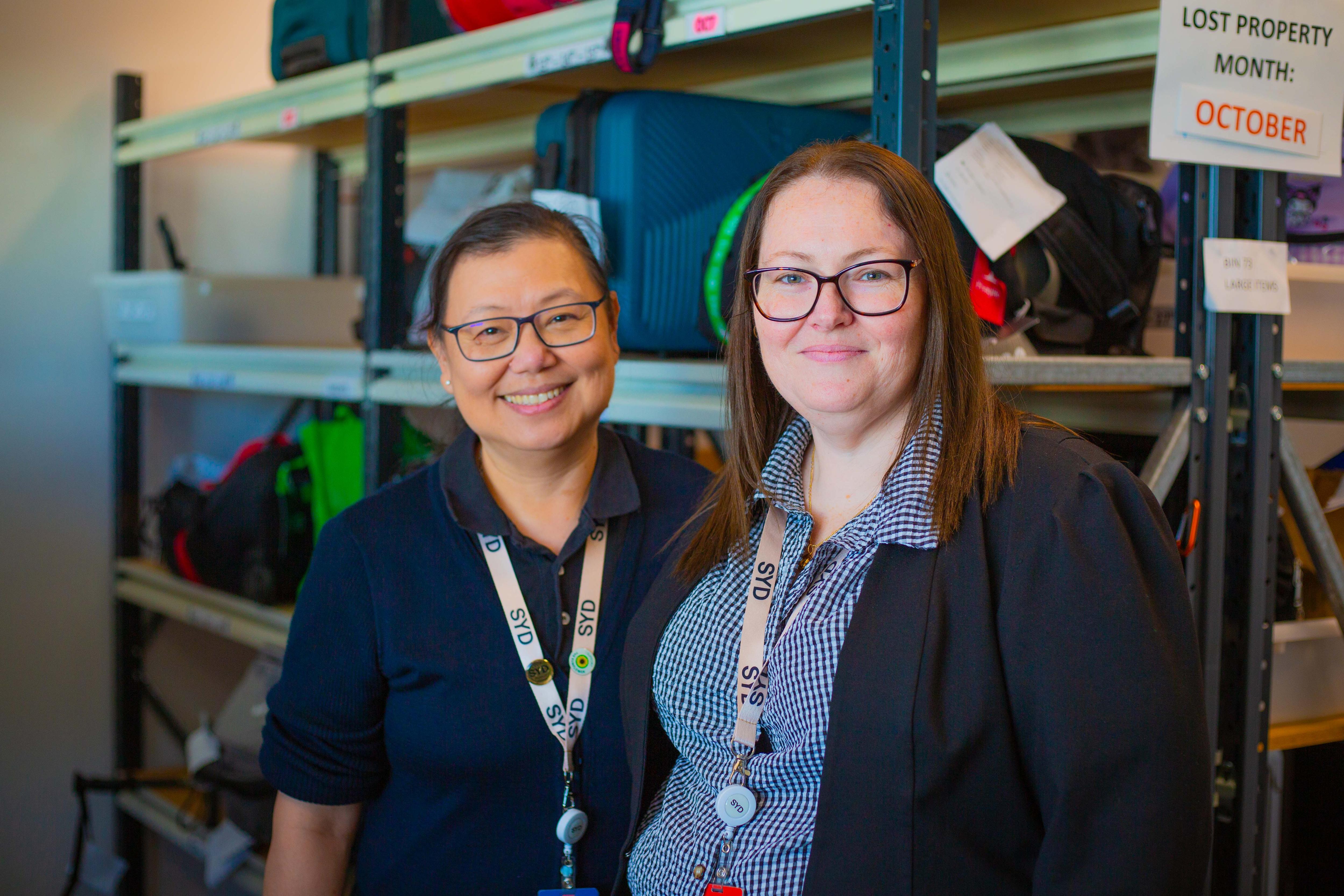 Duas mulheres em um depósito de achados e perdidos.