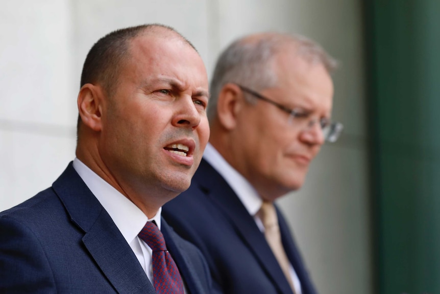 Josh Frydenberg et Scott Morrison parlent aux journalistes dans une cour