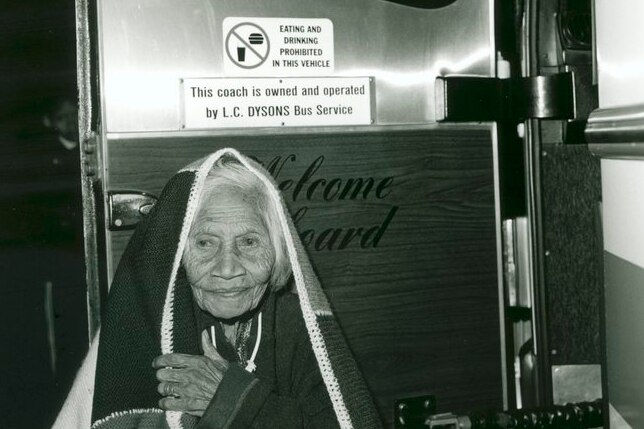 An East Timorese woman disembarks from a bus at Puckapunyal in 1999.