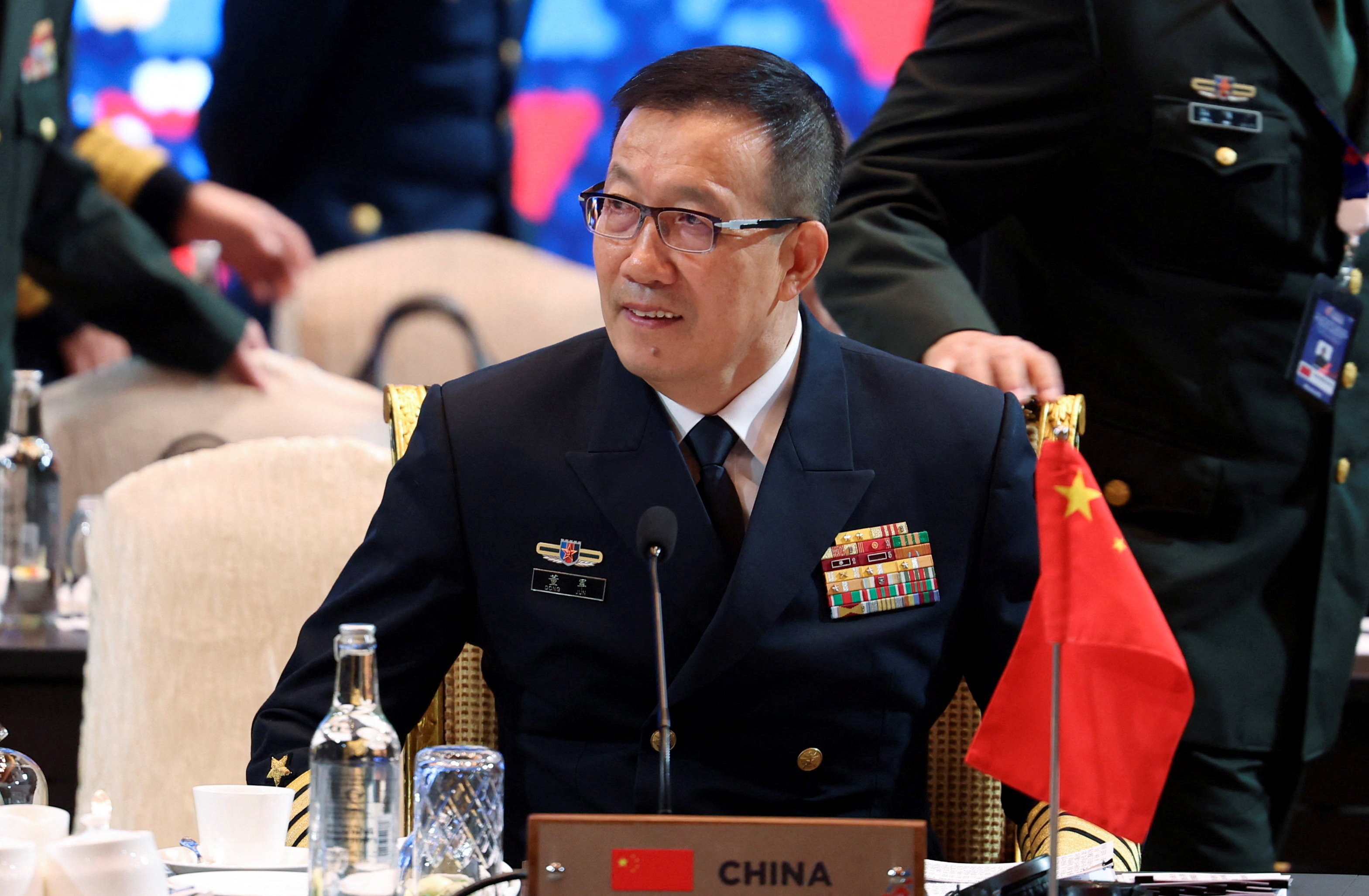 头条：中国防长董军连续缺席香格里拉对话 中美军事沟通受关注