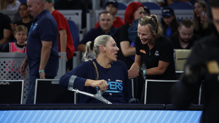 Lauren Jackson humpelt nach kaum einer Minute davon, als der WNBL-Publikumsrekord beim Aufeinandertreffen von Fliers vs. Flames gebrochen wird