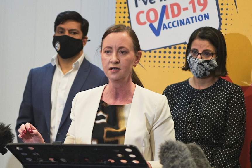 La ministre de la Santé du Queensland, Yvette D'Ath, prend la parole lors d'une conférence de presse au centre de vaccination COVID-19.