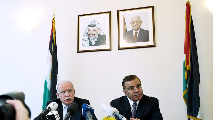 Palestinian foreign minister Riyad al-Malki (left) and Palestinian ambassador to the Netherlands Nabil Abuznaid (right)