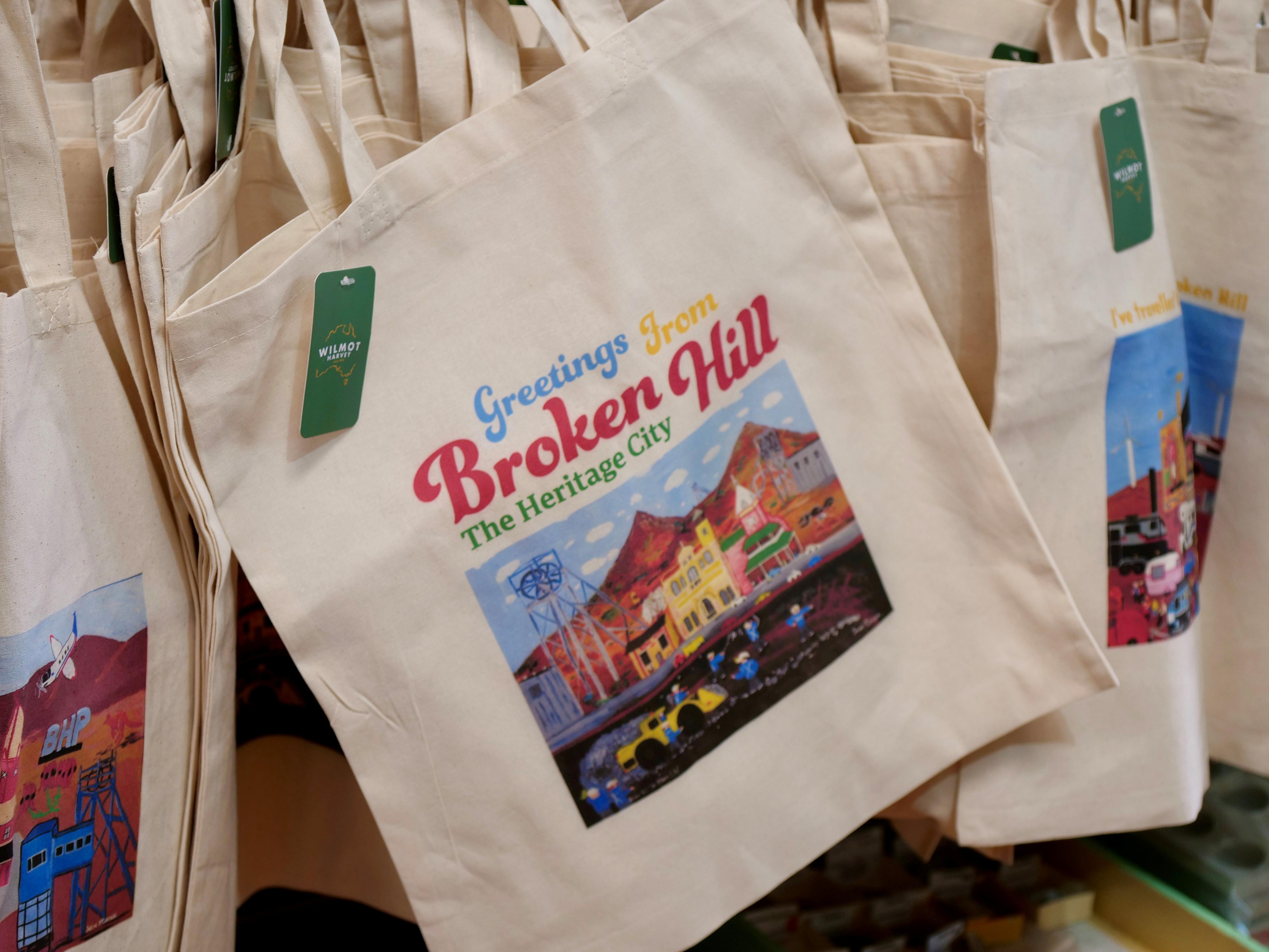 una bolsa de compras blanca con la palabra “Broken Hill” escrita.