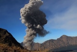 Mount Barujari spews volcanic ash