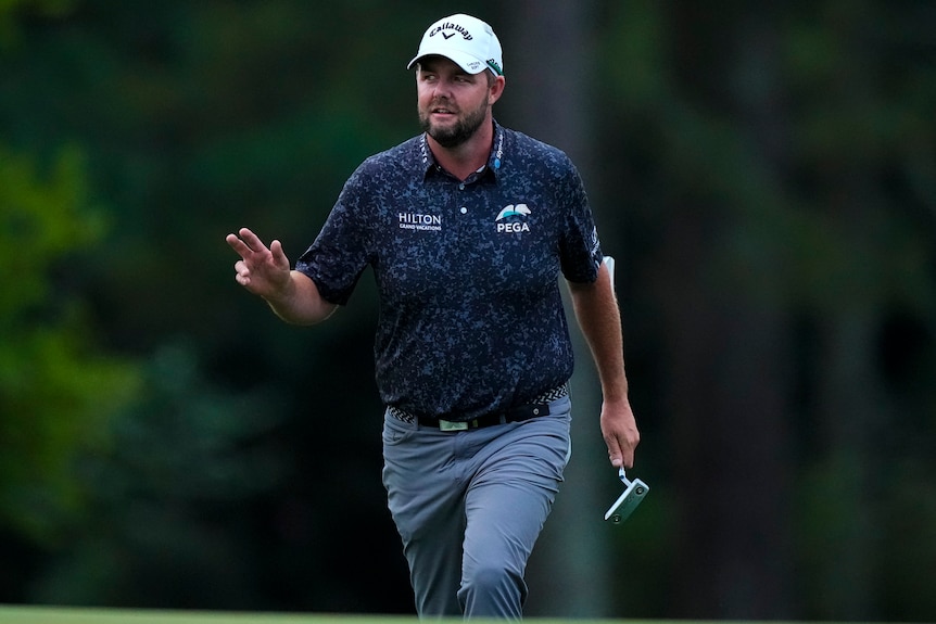 Marc Leishman lève les yeux et lève la main grâce à la foule