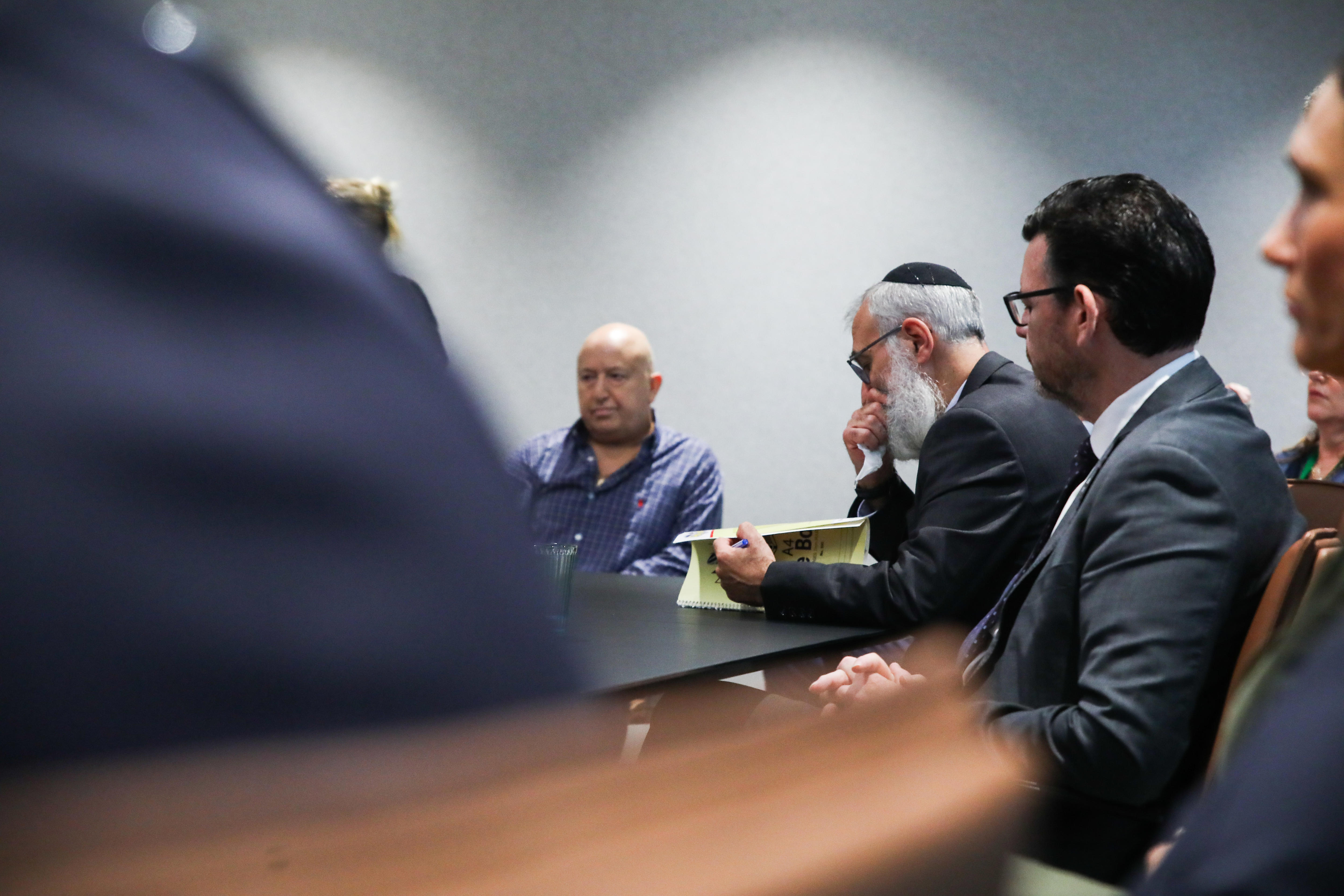 Durante una reunión, los líderes de la comunidad judía se sentaron a una mesa.