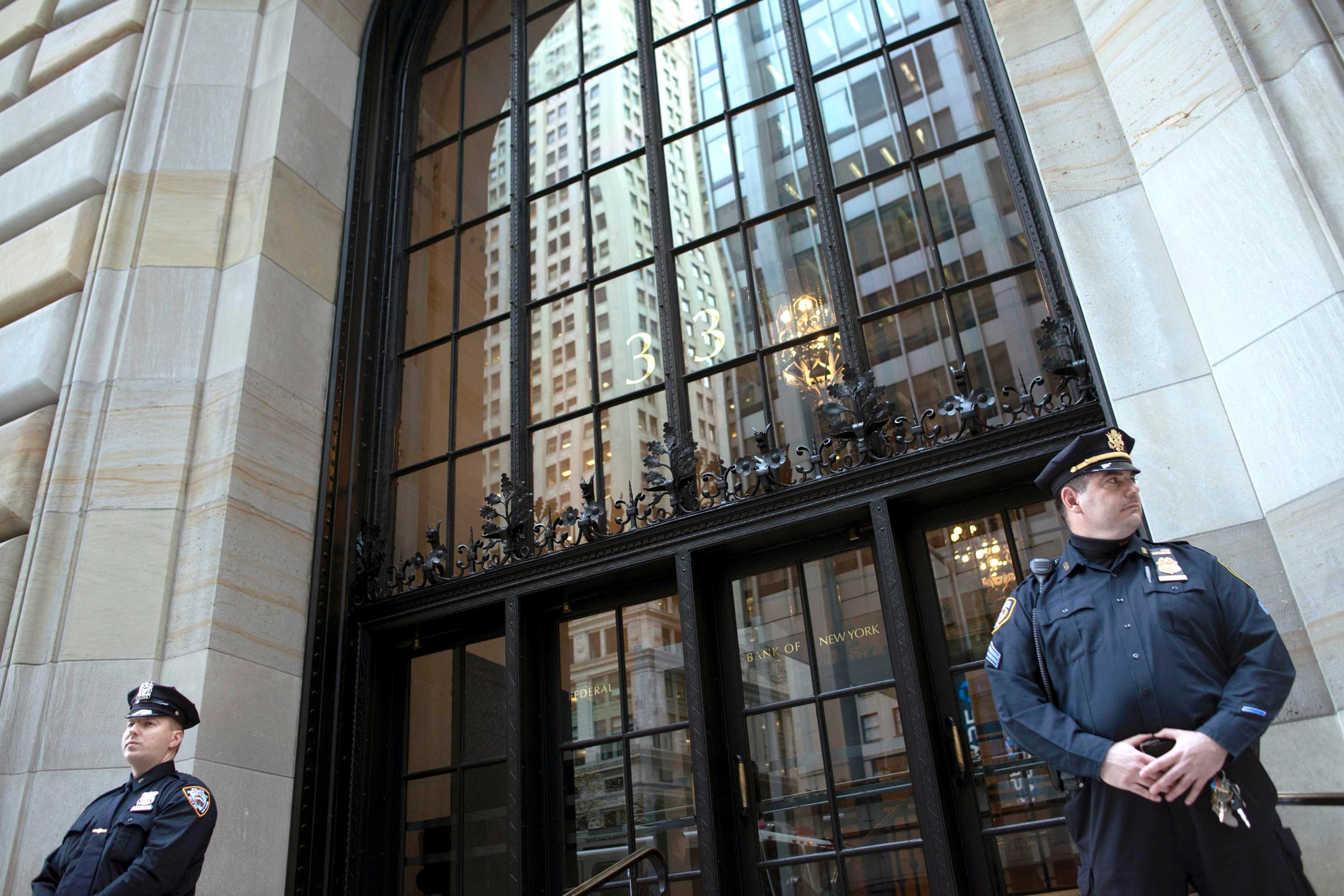 Wall Street closes lower for fifth session, US Fed leaves rates ...