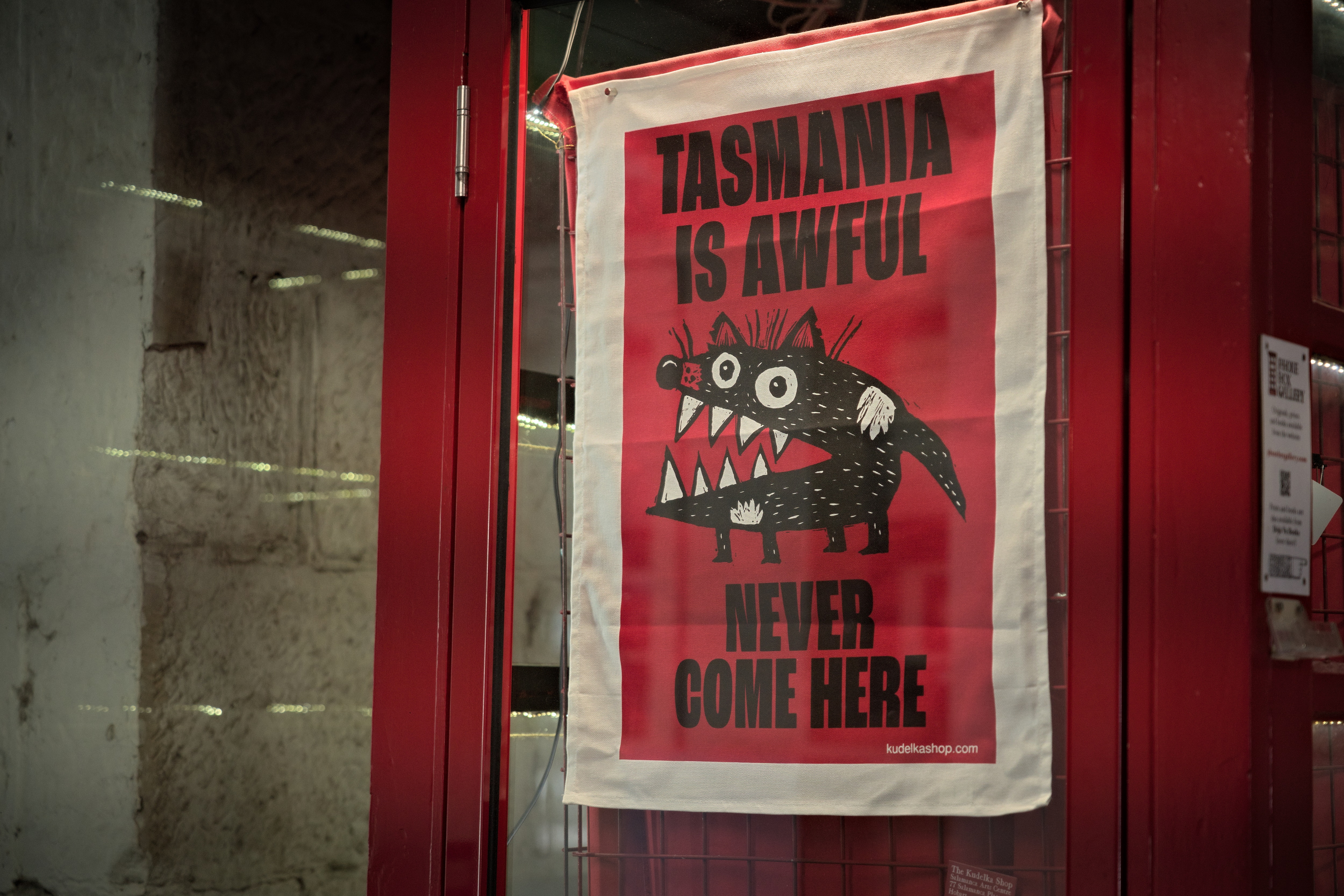 Un cartel de arte en el escaparate de una tienda.