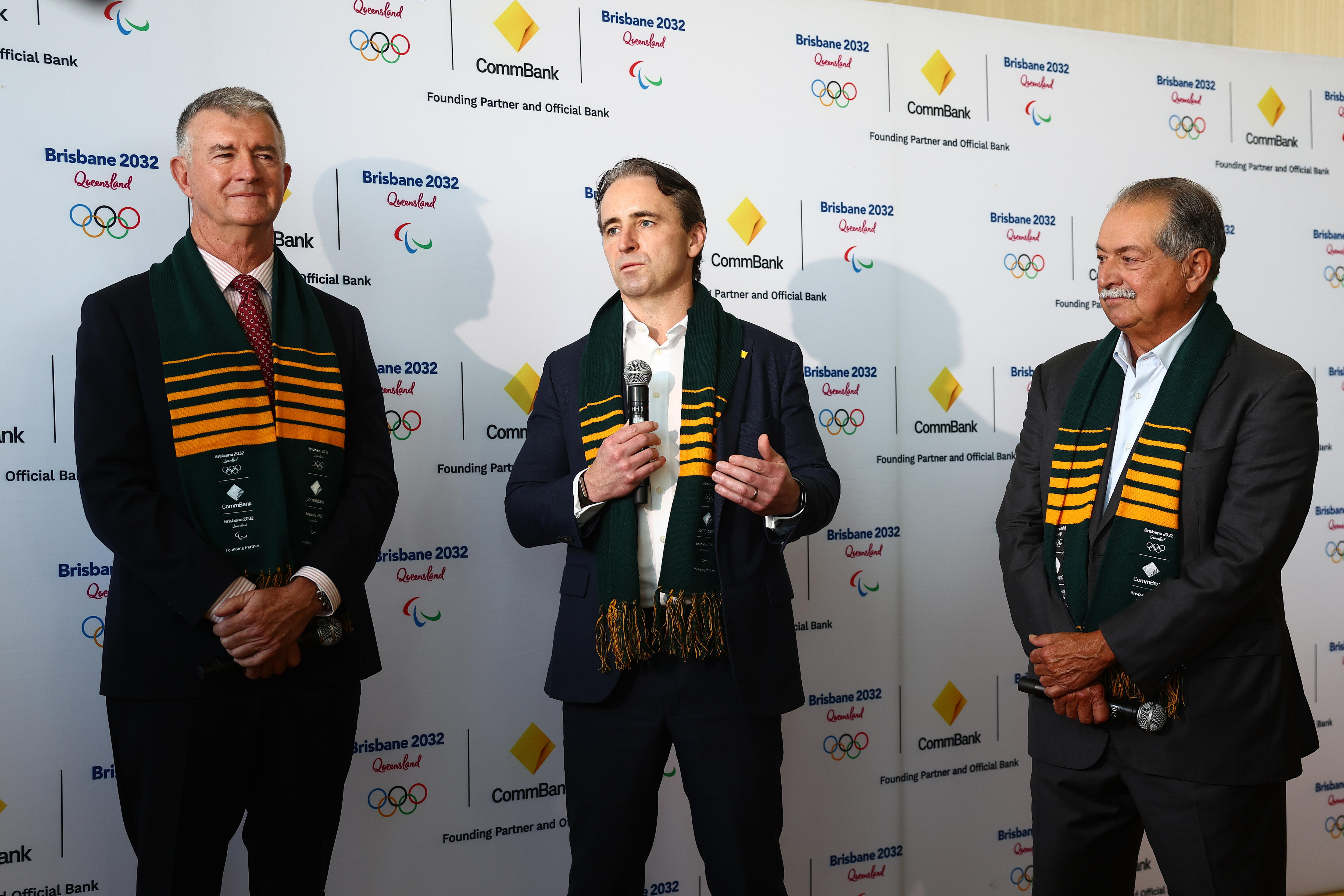 Tim Mander está ao lado de Matt Comyn e Andrew Liveris