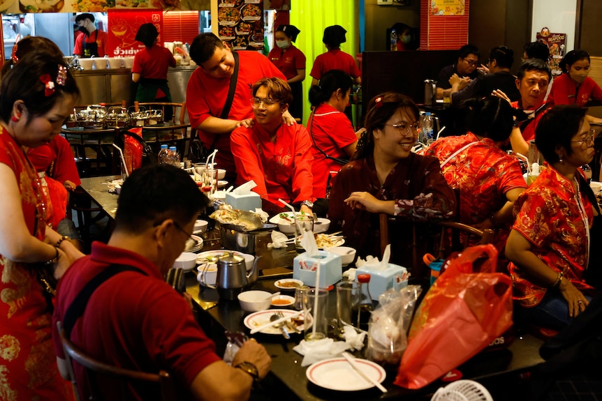 泰国曼谷，人们在除夕夜相聚一堂吃年夜饭。