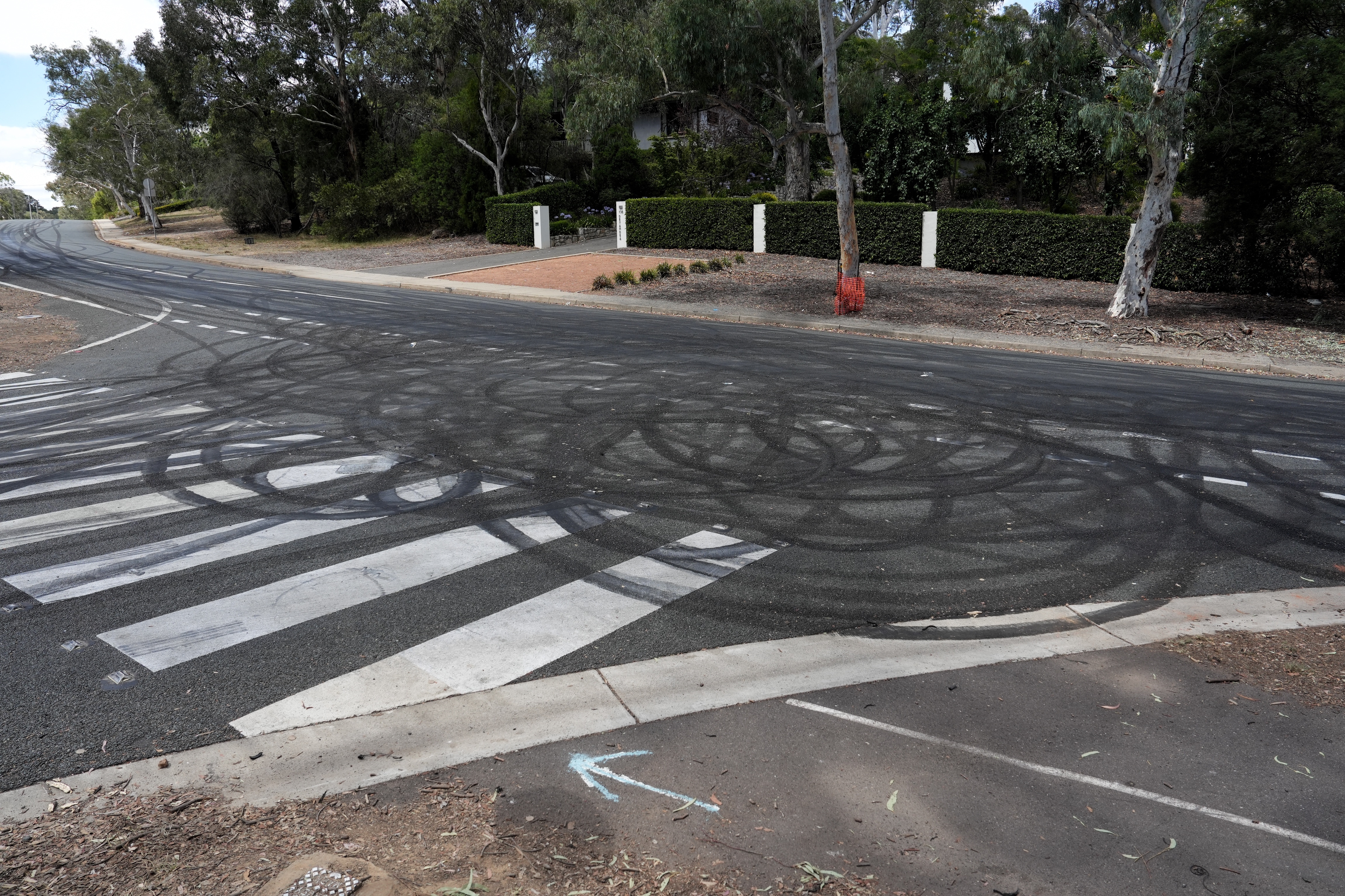 Marcas de queimadura em uma estrada.
