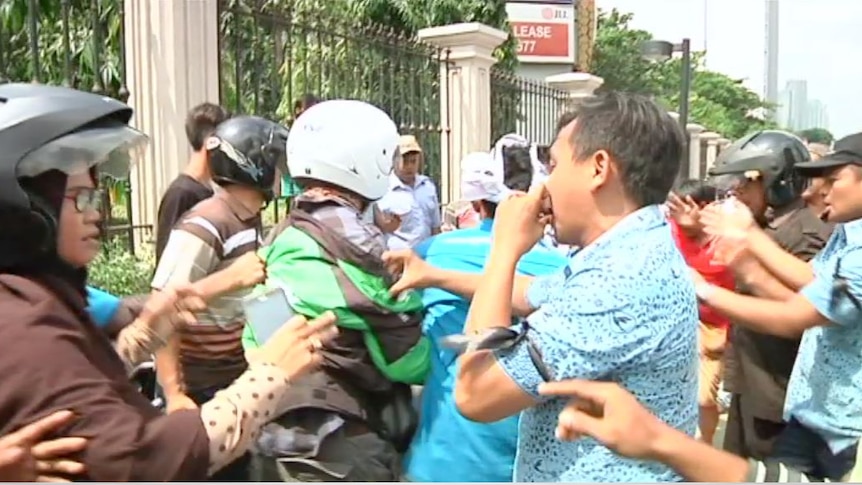 GoJek driver attacked in Jakarta by taxi drivers