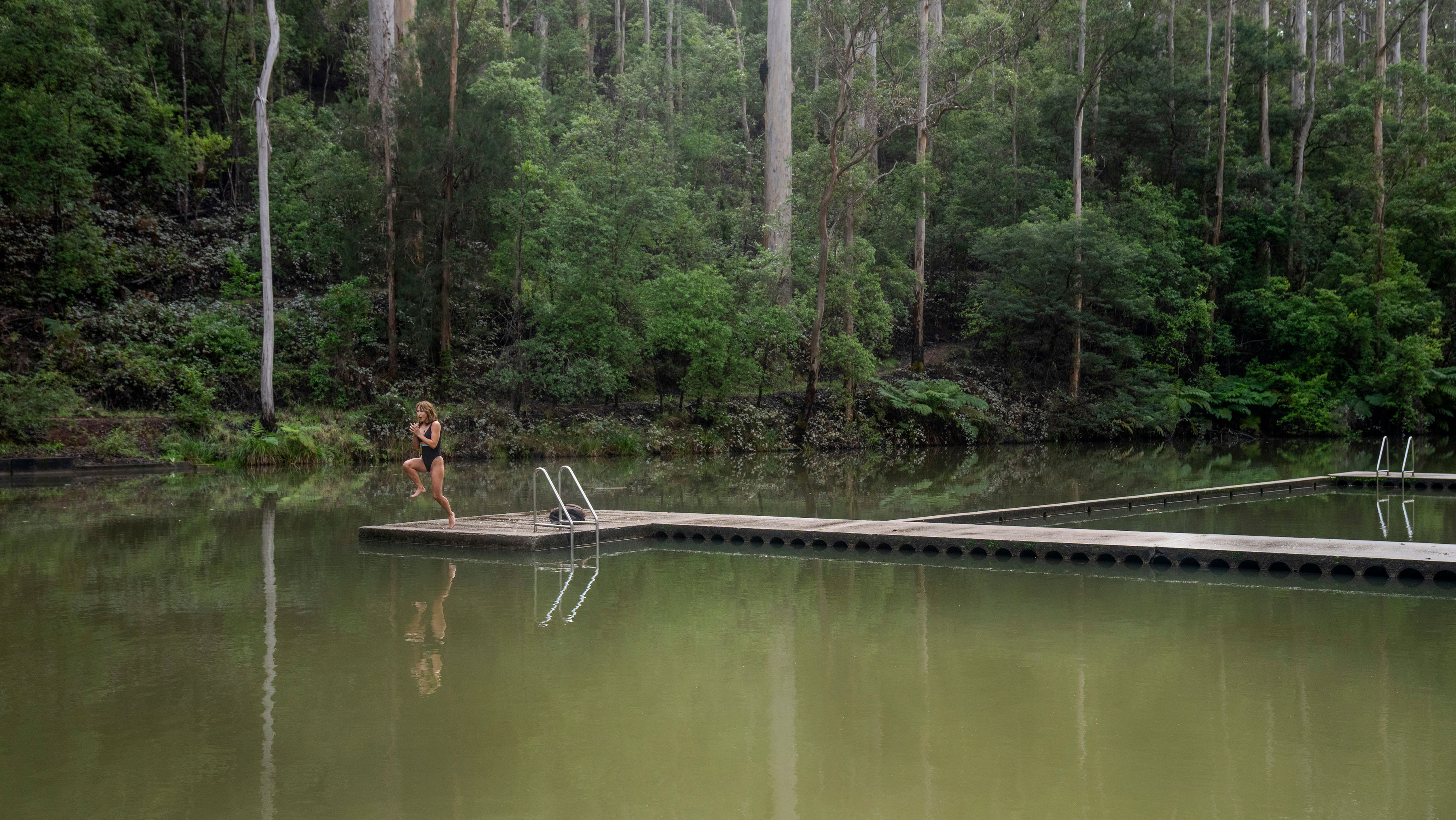 Una mujer salta a la piscina de Pemberton.