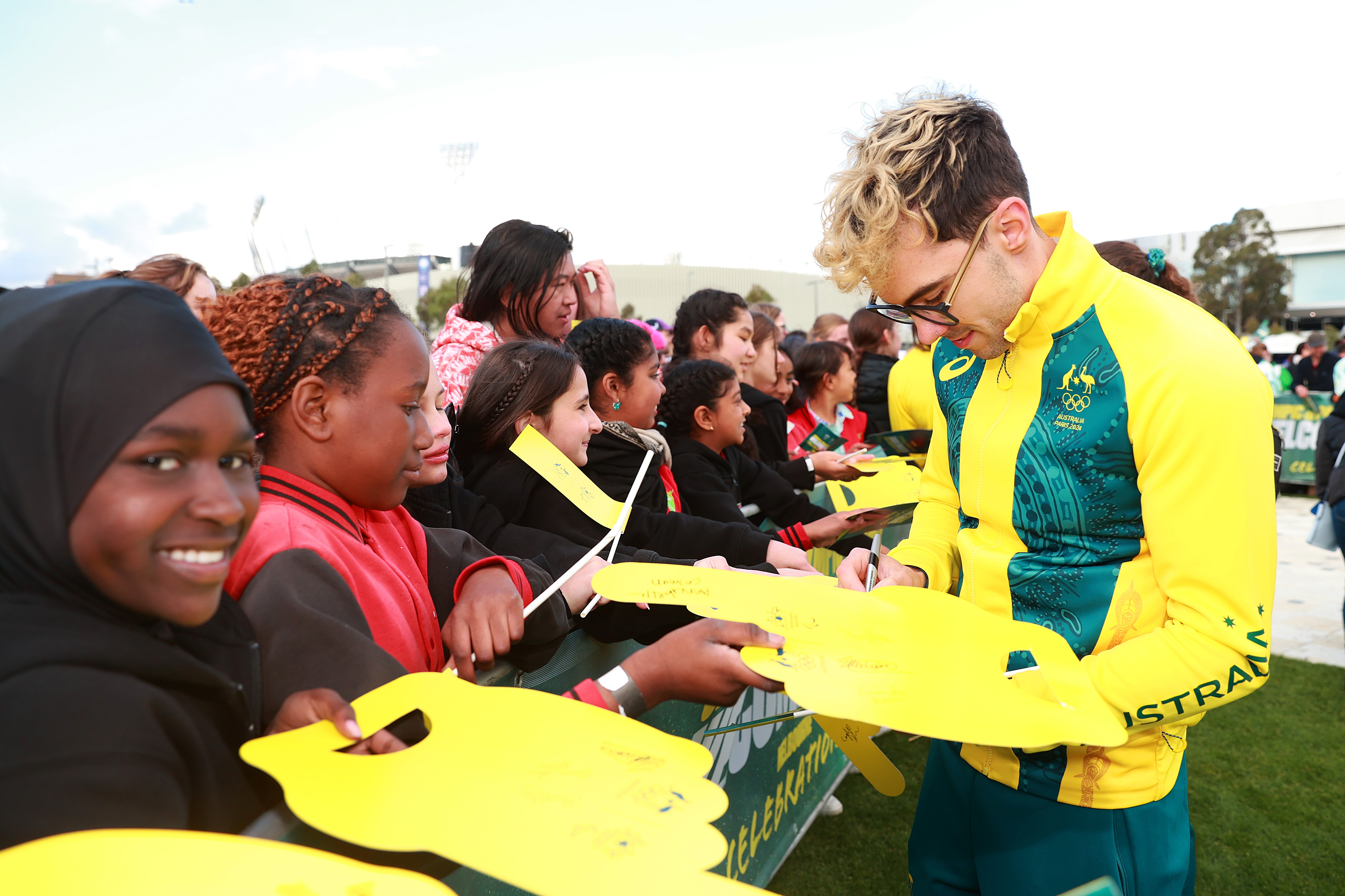 Campbell Harrison firma tarjetas y fotografías para los fanáticos en Melbourne después de regresar de los Juegos Olímpicos de París