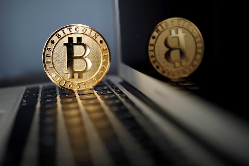 Une pièce de monnaie Bitcoin (monnaie virtuelle) est vue dans une image d'illustration