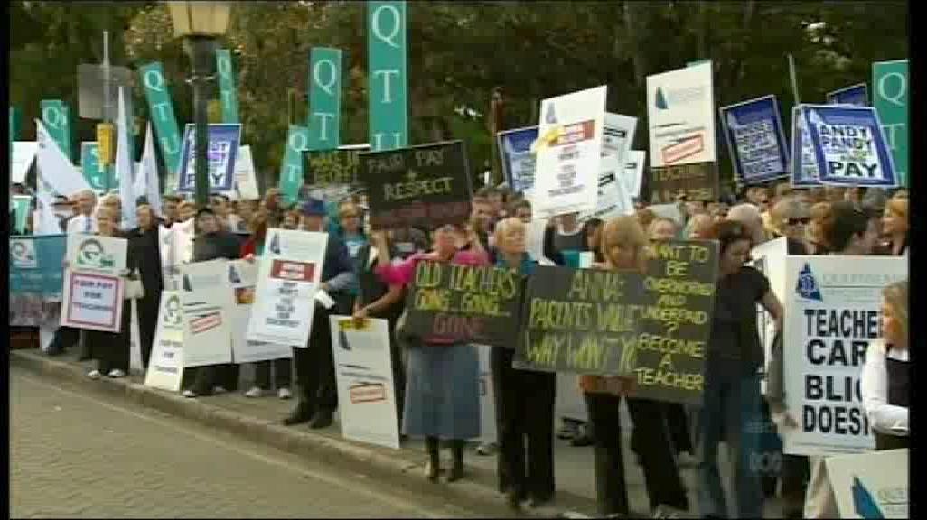 Teachers stall strike action to consider pay offer - ABC News