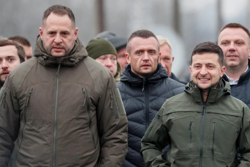 Un gruppo di uomini che indossano giacche.