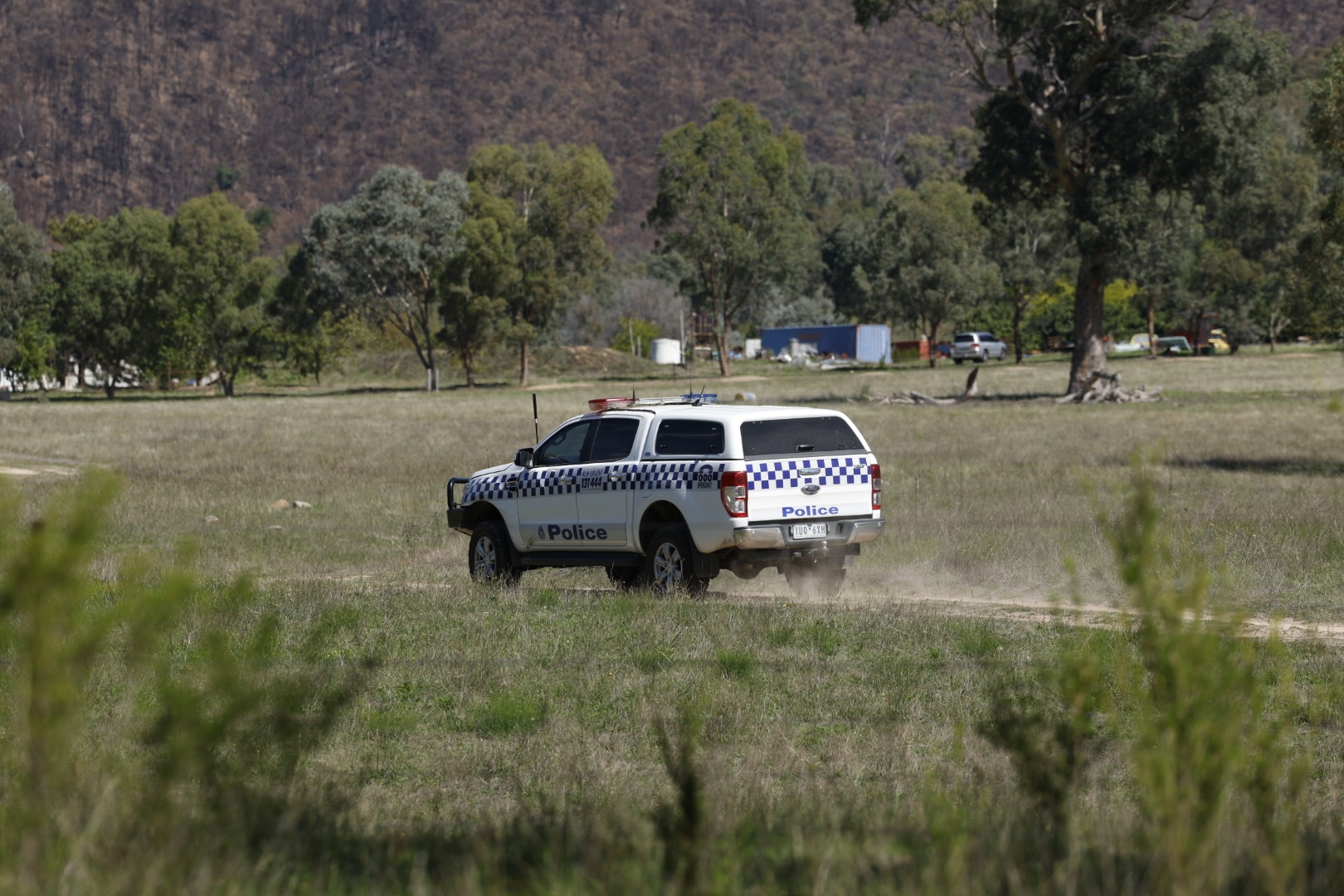 Αλλά ένα περιπολικό της αστυνομίας σε ένα ακίνητο κοντά στο Thologolong.
