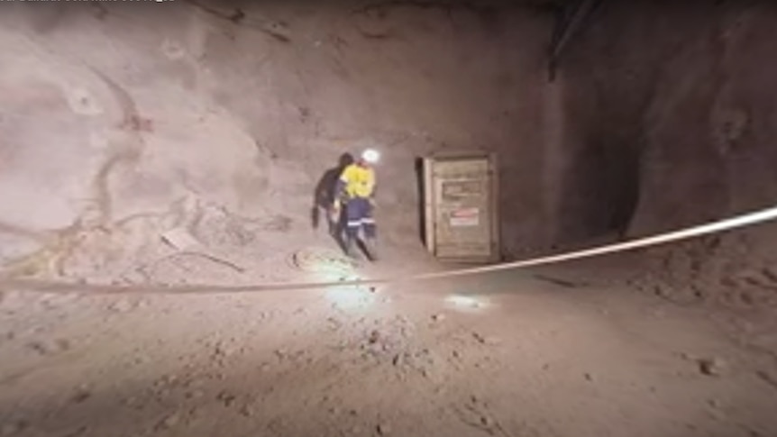 Opération de sauvetage en cours pour un mineur de Victoria toujours coincé dans un éboulement à 500 mètres sous terre près de Ballarat