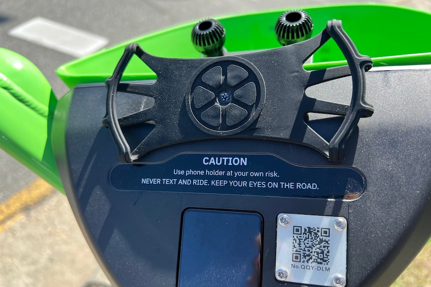 The dashboard of a lime bike shows a safety warning message