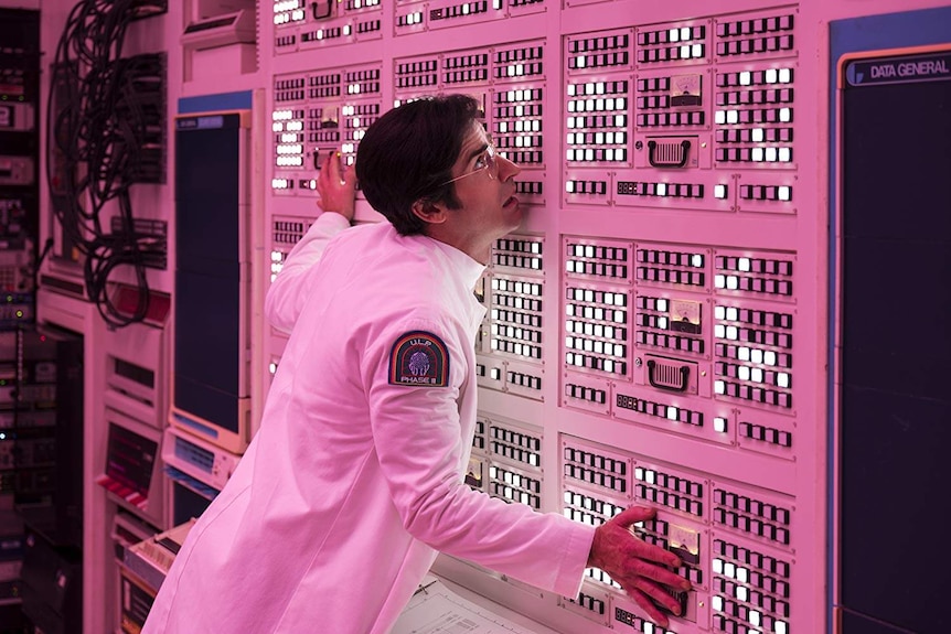 Justin Theroux presses up against a computer in a scene from Netflix's Maniac