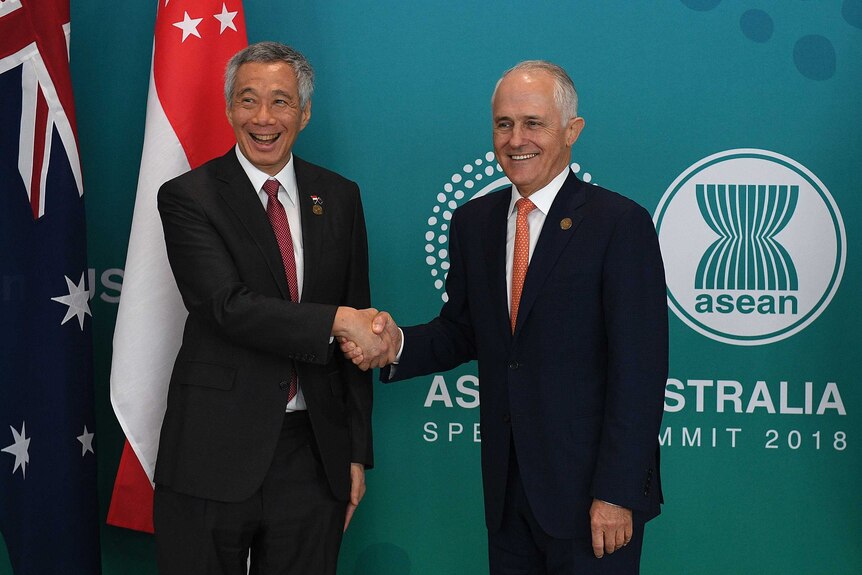 Singapore Prime Minister Lee Hsien Loong and Australian Prime Minister Malcolm Turnbull shake hands.