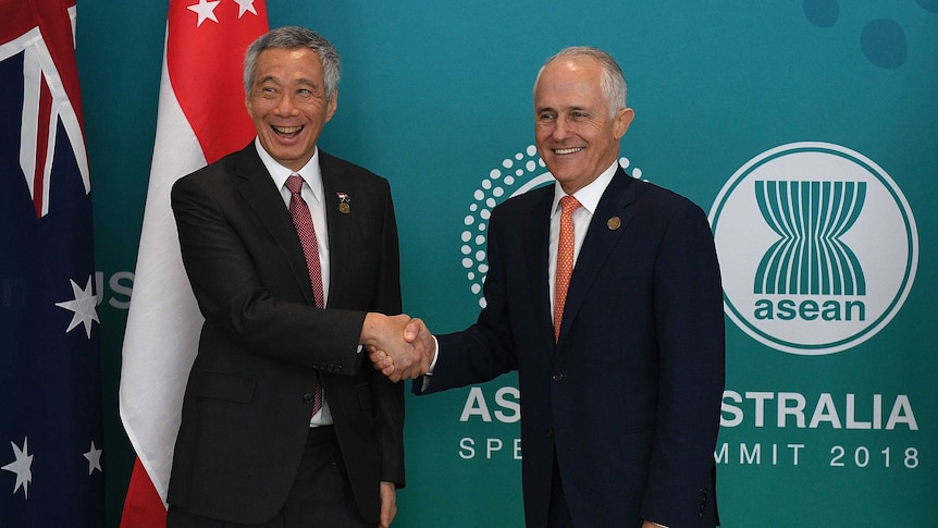 Singapore Prime Minister Lee Hsien Loong and Australian Prime Minister Malcolm Turnbull shake hands.