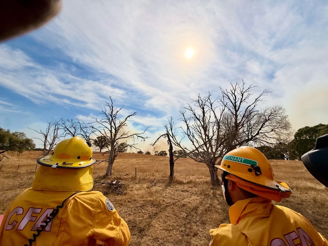 Dos bomberos de la CFA observan el humo que se eleva.