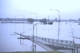 一座公路桥淹没在洪水里